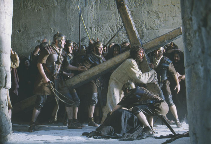 Jesus baerer kors